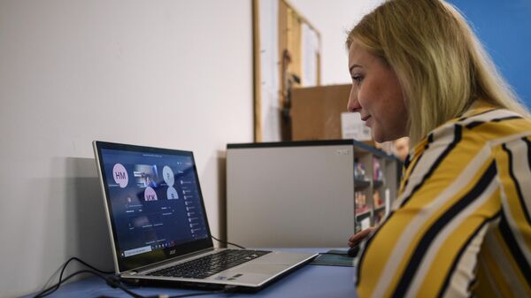 Учительница во время онлайн урока в одной из школ в Москве