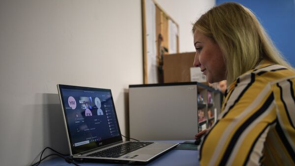 Учитель проводит онлайн-урок в школе в Москве