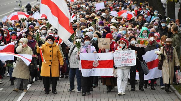 Участники несанкционированной властями акции протеста пенсионеров Марш мудрости в Минске