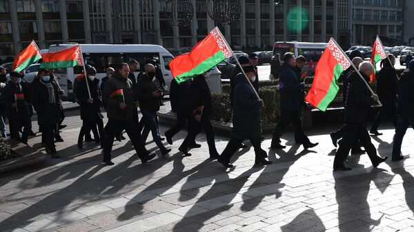 Участники митинга в Минске с флагами Белоруссии