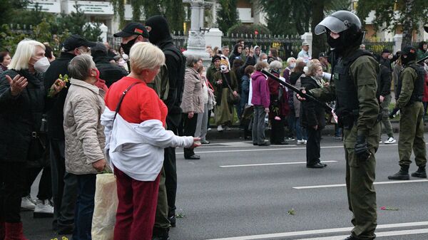 Участники акции пенсионеров и сотрудники правоохранительных органов во время протестов в Минске