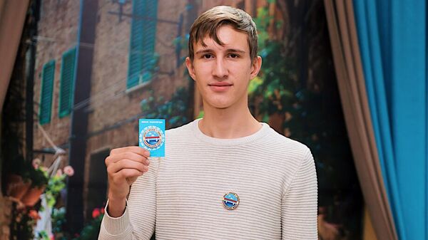 Семнадцатилетний бизнесмен Александр Матчин выпустил значки с изображением Пуровского моста