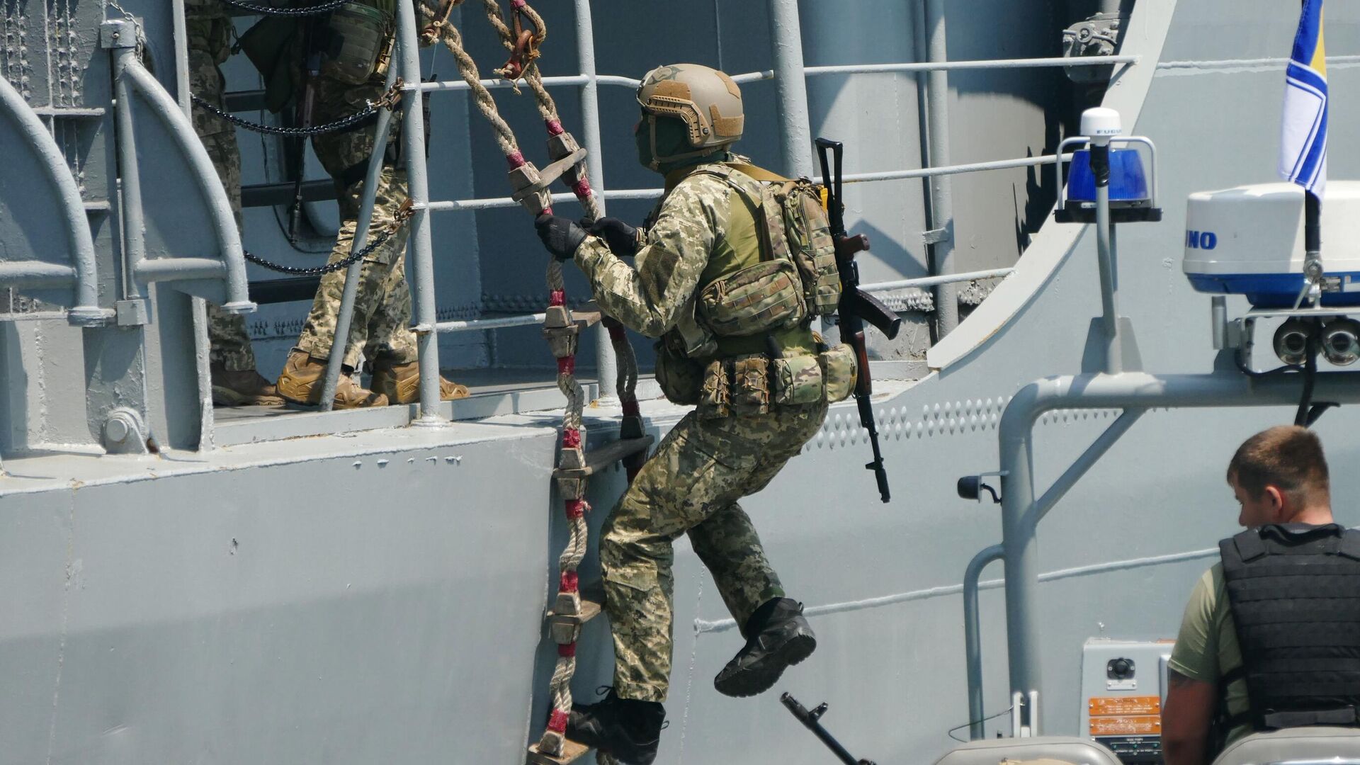 Военнослужащие отрабатывают действия против захвата кораблей в Черном море в рамках международных учений Sea Breeze - РИА Новости, 1920, 02.06.2021