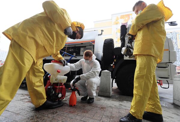 Сотрудники МЧС РФ проводят дезинфекцию на Курском вокзале в рамках мер по борьбе с распространением коронавирусной инфекции