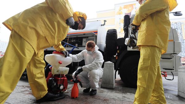 Сотрудники МЧС РФ проводят дезинфекцию на Курском вокзале в рамках мер по борьбе с распространением коронавирусной инфекции