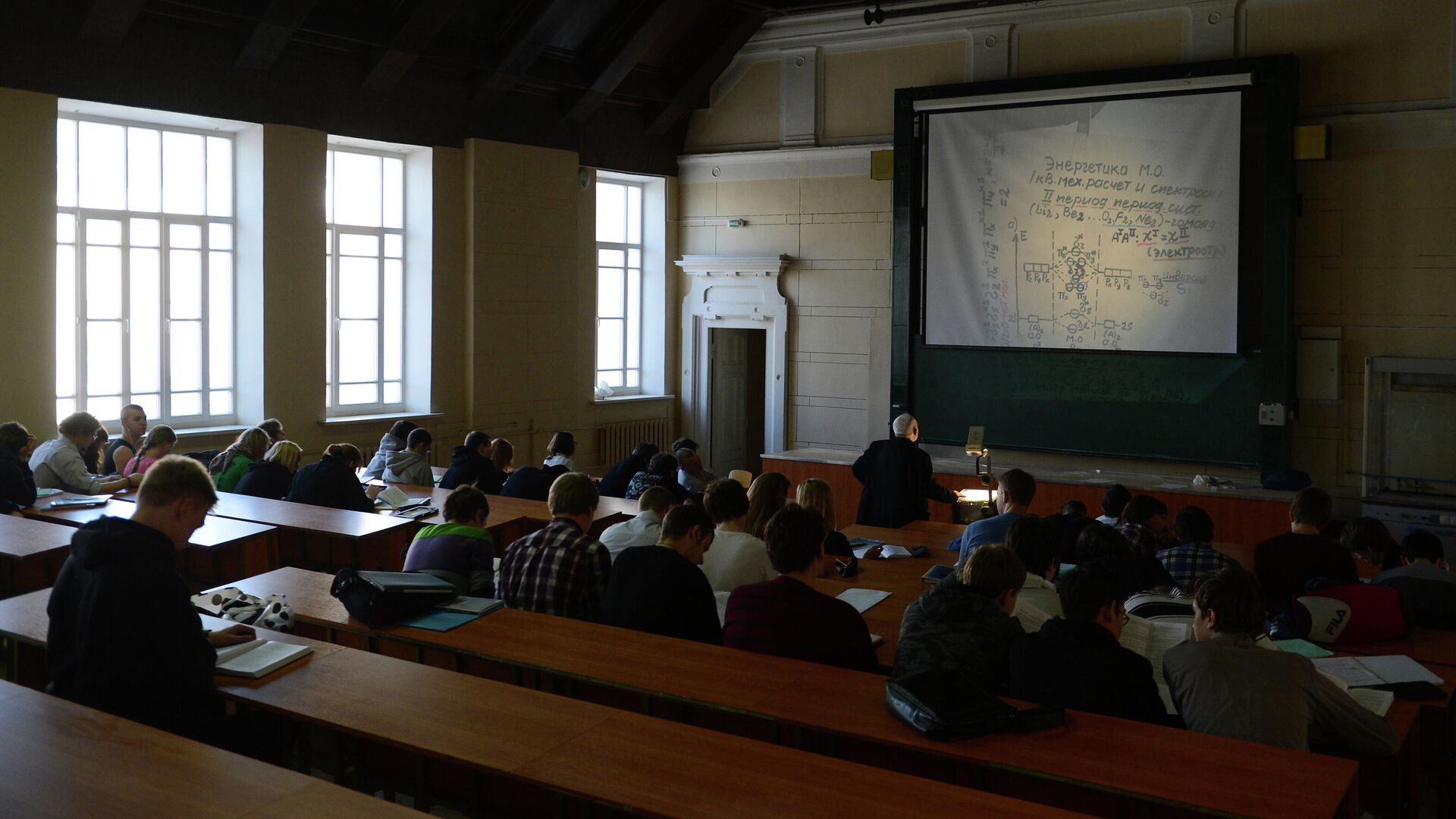 Студенты МГТУ имени Н.Э. Баумана во время лекции в аудитории - РИА Новости, 1920, 21.10.2020