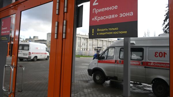 Вход в красную зону во временном госпитале COVID-19 на ВДНХ в Москве