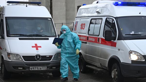 Машины скорой помощи возле приемного отделения временного госпиталя COVID-19 на ВДНХ в Москве
