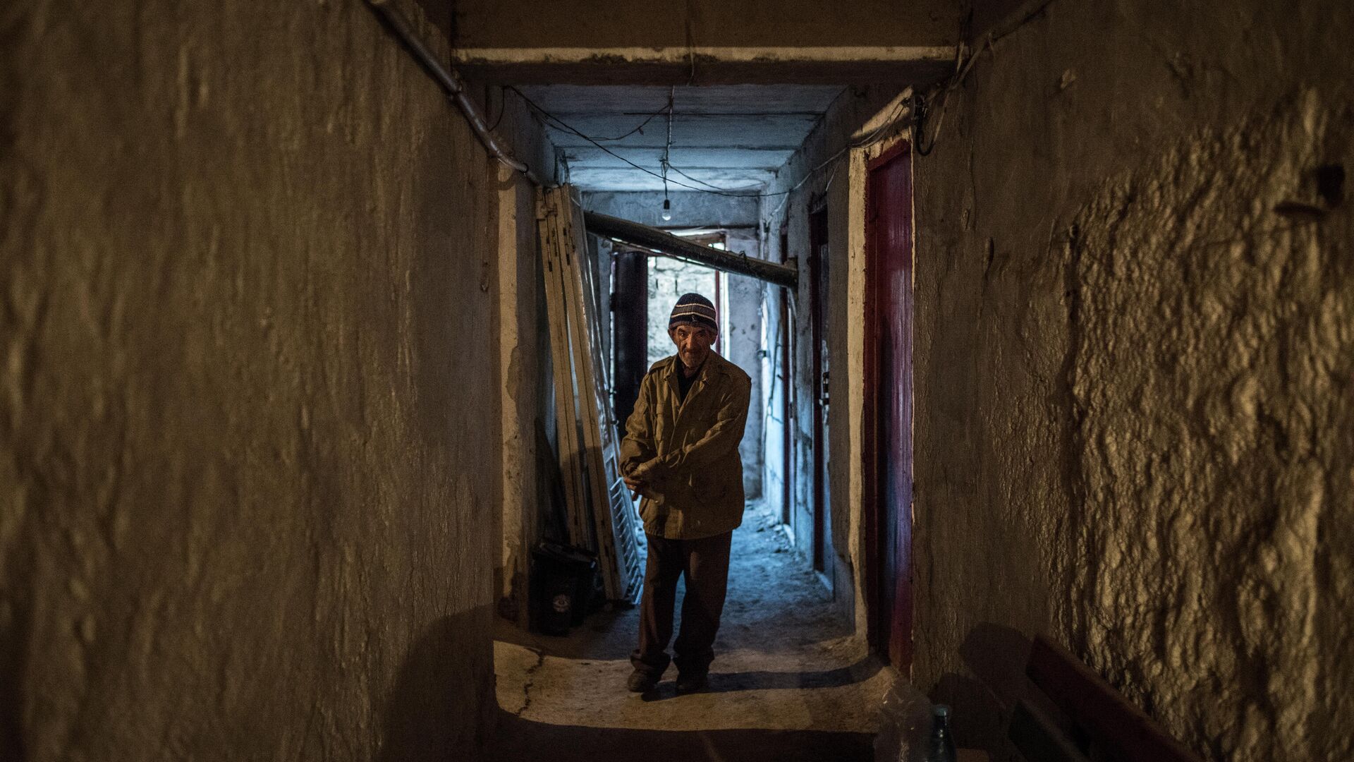 Пожилой мужчина в коридоре своего дома в Степанакерте - РИА Новости, 1920, 31.10.2020