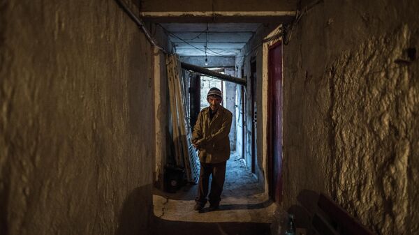 Пожилой мужчина в коридоре своего дома в Степанакерте