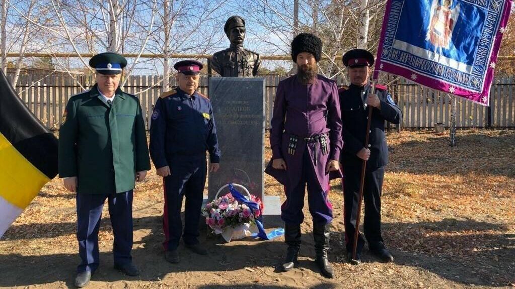 Под Оренбургом на улице Чапаева установили памятник, победившему Чапаева, казачьему полковнику Тимофею Сладкову - РИА Новости, 1920, 20.11.2020