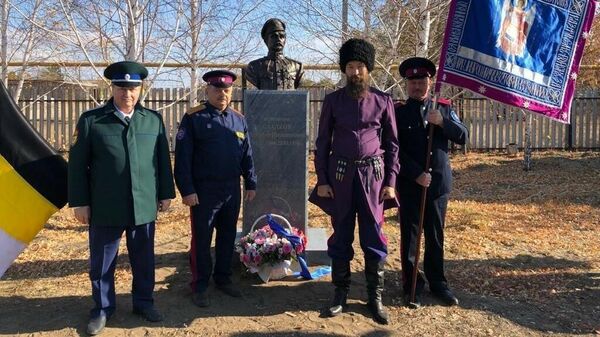 Под Оренбургом на улице Чапаева установили памятник, победившему Чапаева, казачьему полковнику Тимофею Сладкову