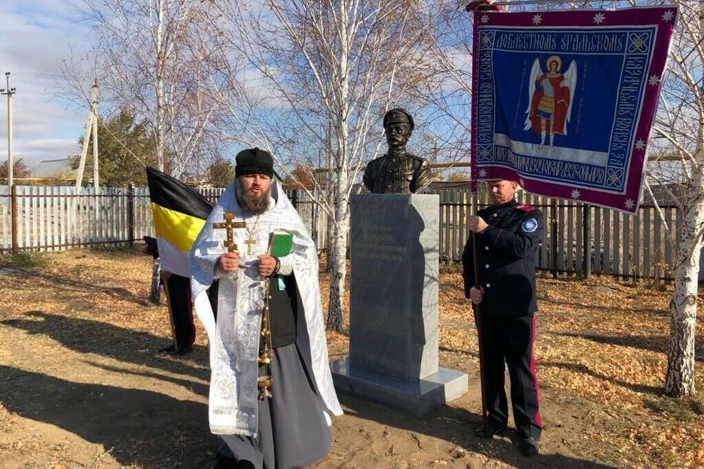 Под Оренбургом на улице Чапаева установили памятник, победившему Чапаева, казачьему полковнику Тимофею Сладкову - РИА Новости, 1920, 21.10.2020