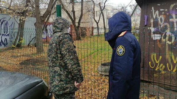 Сотрудники СК России на месте обнаружении тела 28-летнего мужчины в районе улицы Розы Люксембург в Екатеринбурге