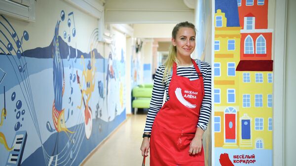 Алена Гричко, волонтер проекта Веселый коридор. Расписывает стены в детских медучреждениях