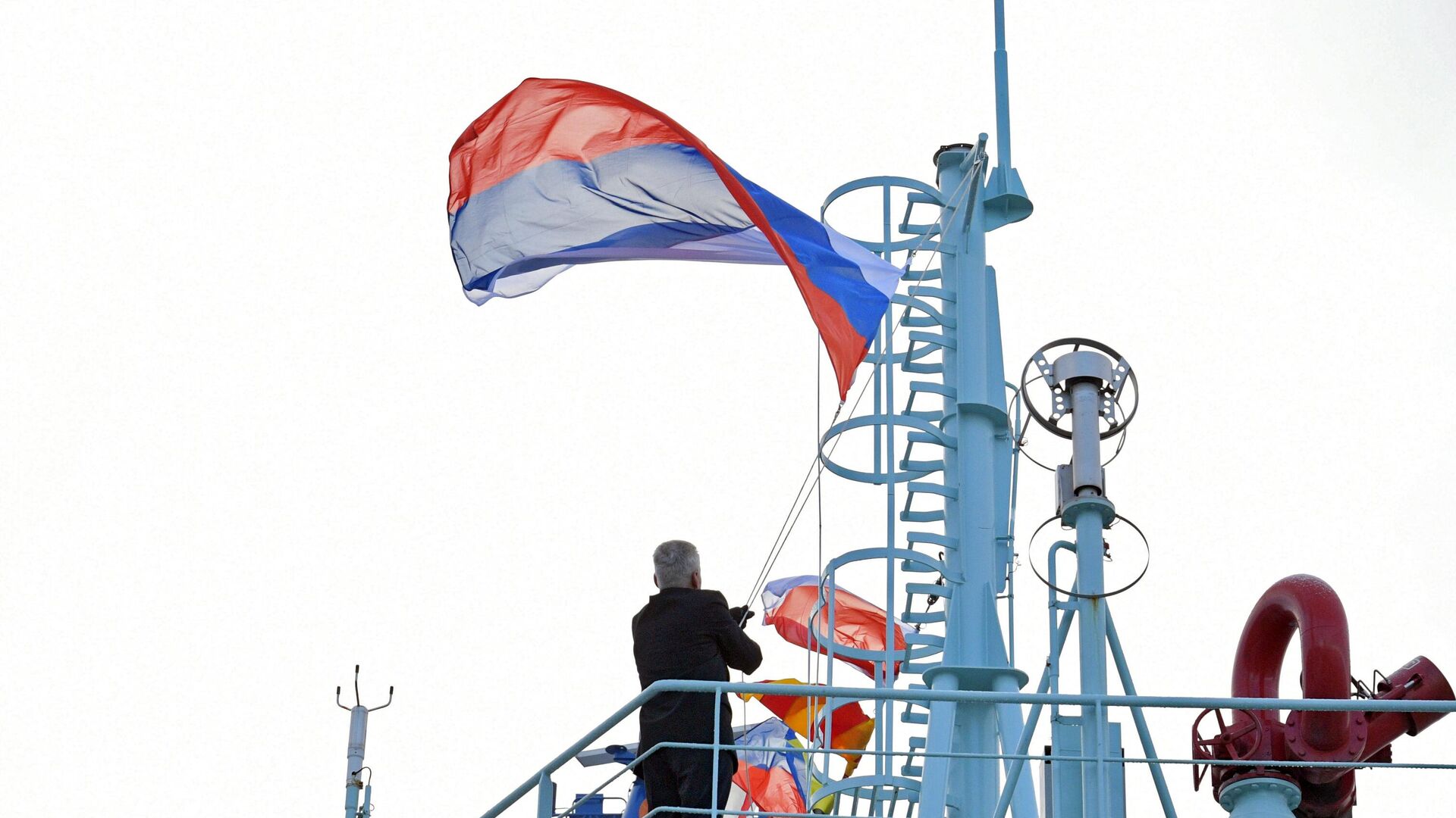 Подъем государственного флага РФ во время торжественной церемонии приёмки головного универсального атомного ледокола Арктика - РИА Новости, 1920, 05.07.2021