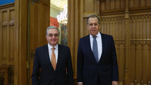 Министр иностранных дел РФ Сергей Лавров и министр иностранных дел Армении Зограб Мнацаканян во время встречи в Москве