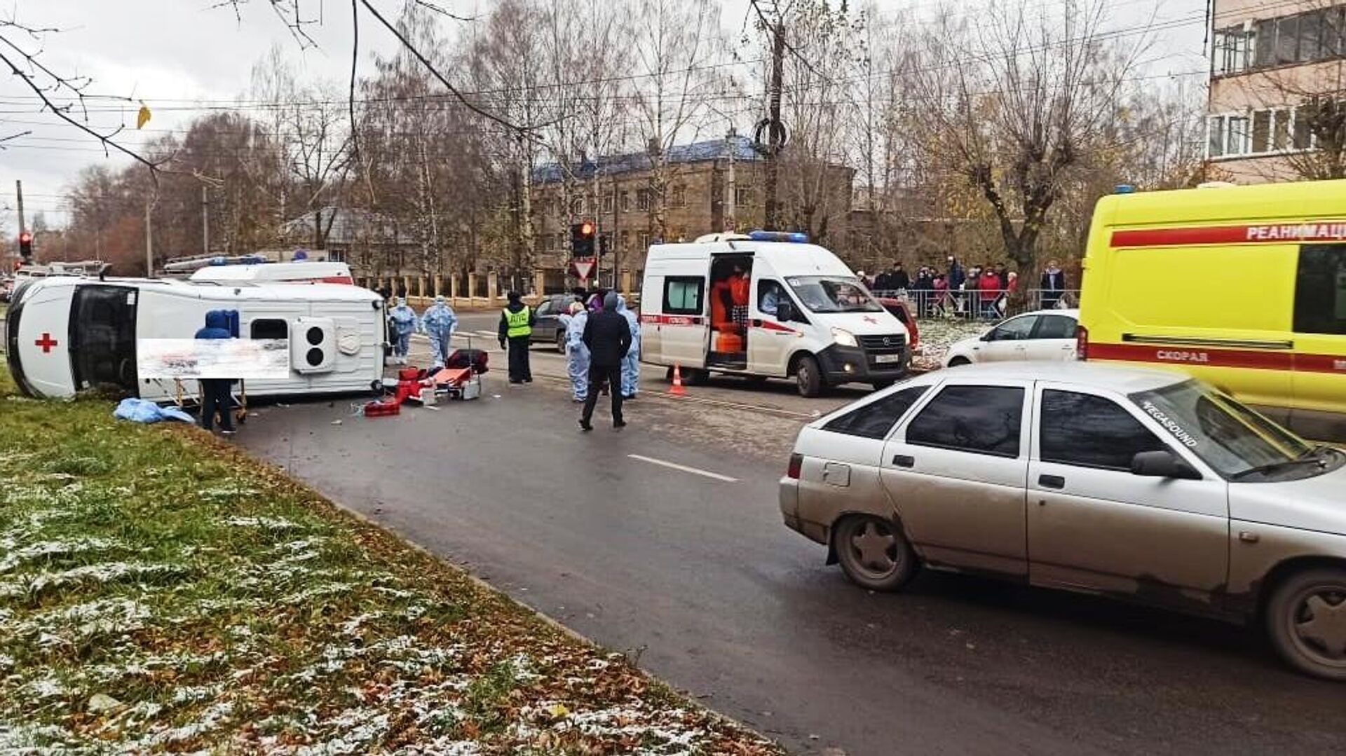 Дтп 21 октября. Авария в Кирове со скорой. Перевернулась скорая Киров. ДТП со скорой на автозаводе.