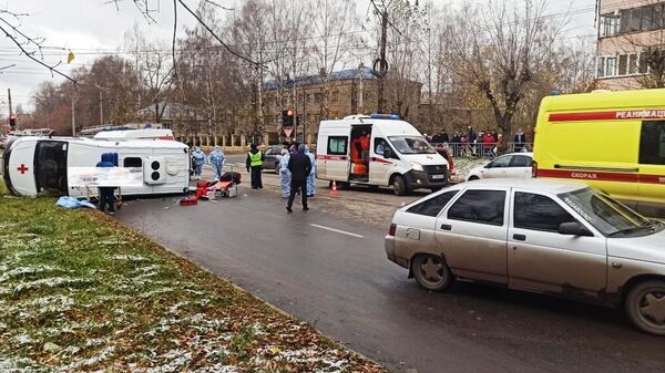 Место столкновения легкового автомобиля и кареты скорой помощи в Кирове