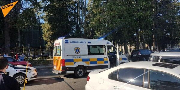 Автомобиль скорой помощи недалеко от места захвата заложников в Зугдиди