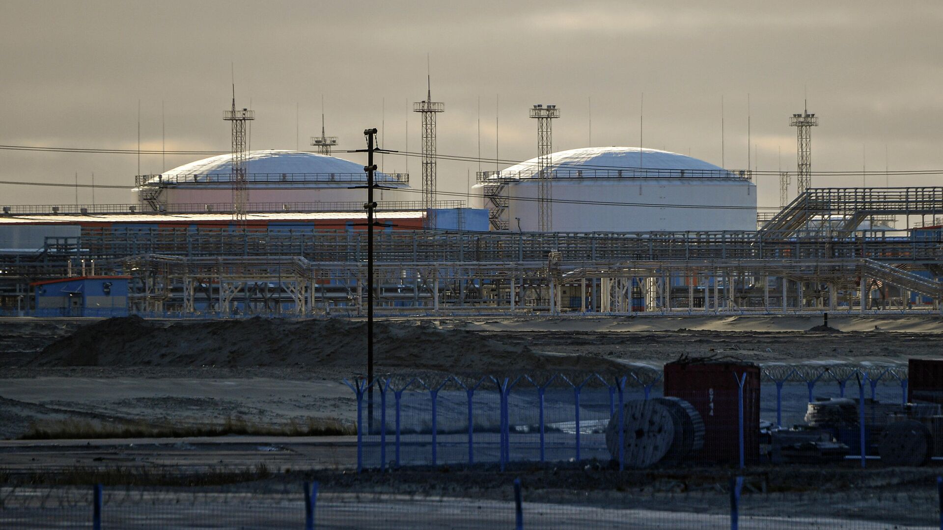 Завод по производству сжиженного природного газа Ямал СПГ в морском порту Саббета - РИА Новости, 1920, 11.05.2022