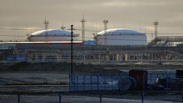 Завод по производству сжиженного природного газа Ямал СПГ в морском порту Саббета