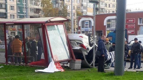 ДТП на проспекте Косыгина в Санкт-Петербурге, где автомобиль Hyundai въехал в остановку