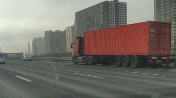 Скриншот видео очевидца про грузовик, который проехал 2 километра по кольцевой автодороге Петербурга после смерти водителя