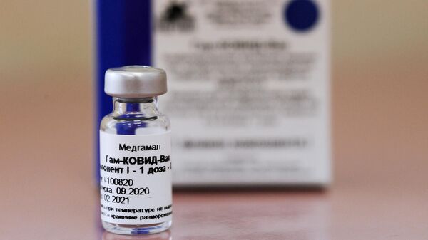 Ампула с вакциной от коронавируса Гам-Ковид-Вак