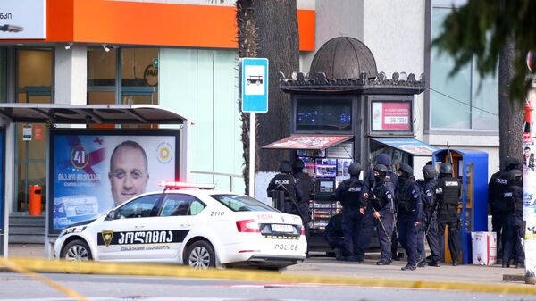 Полицейские возле филиала Банка Грузии в центре Зугдиди, где вооруженный мужчина захватил заложников