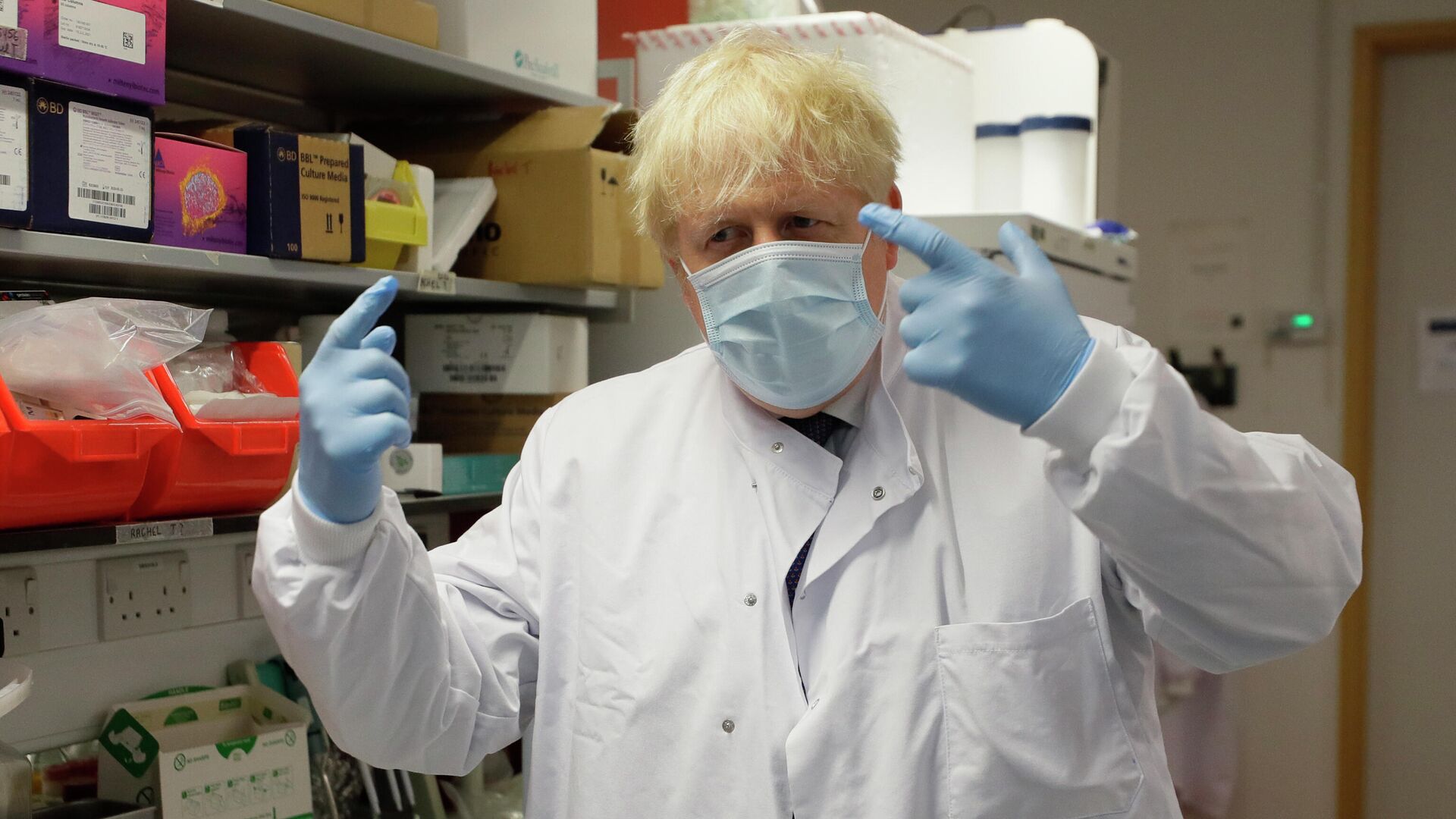 Премьер-министр Великобритании Борис Джонсон во время визита в Институт Дженнера в Оксфорде, где проходит исследование вакцины против COVID-19 - РИА Новости, 1920, 15.03.2021