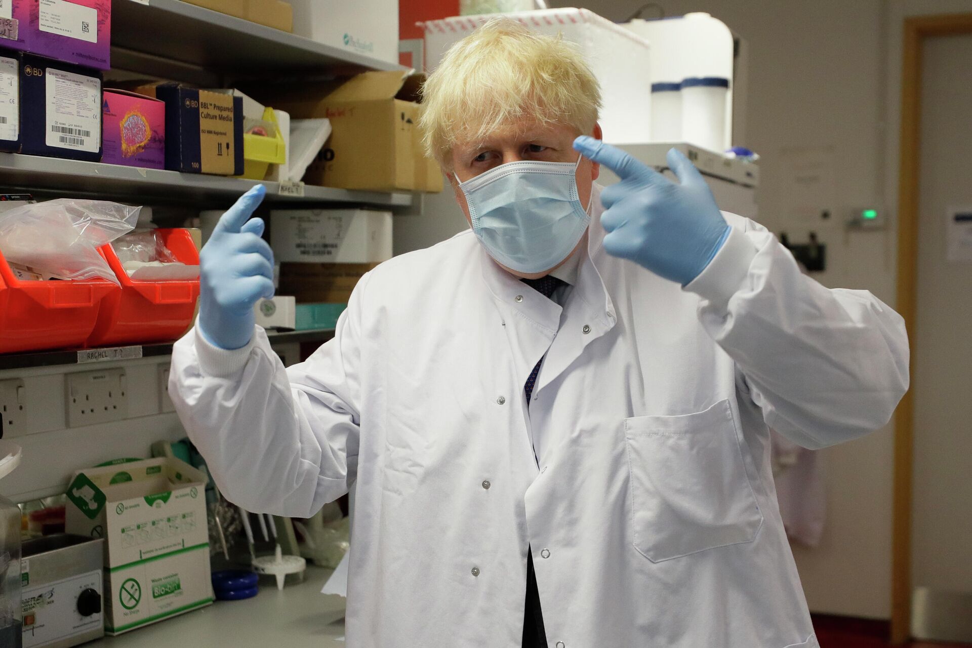 Премьер-министр Великобритании Борис Джонсон во время визита в Институт Дженнера в Оксфорде, где проходит исследование вакцины против COVID-19 - РИА Новости, 1920, 21.10.2020