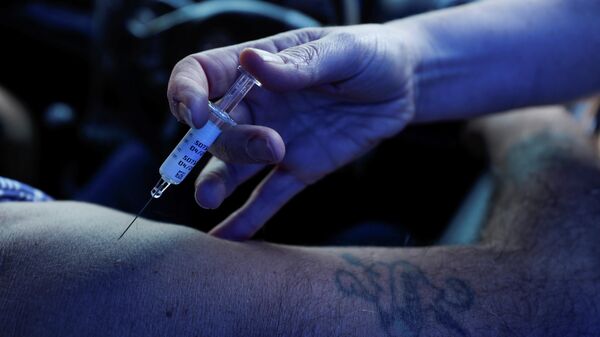 Постановка инъекции центре вакцинации против гриппа в Дарлингтоне