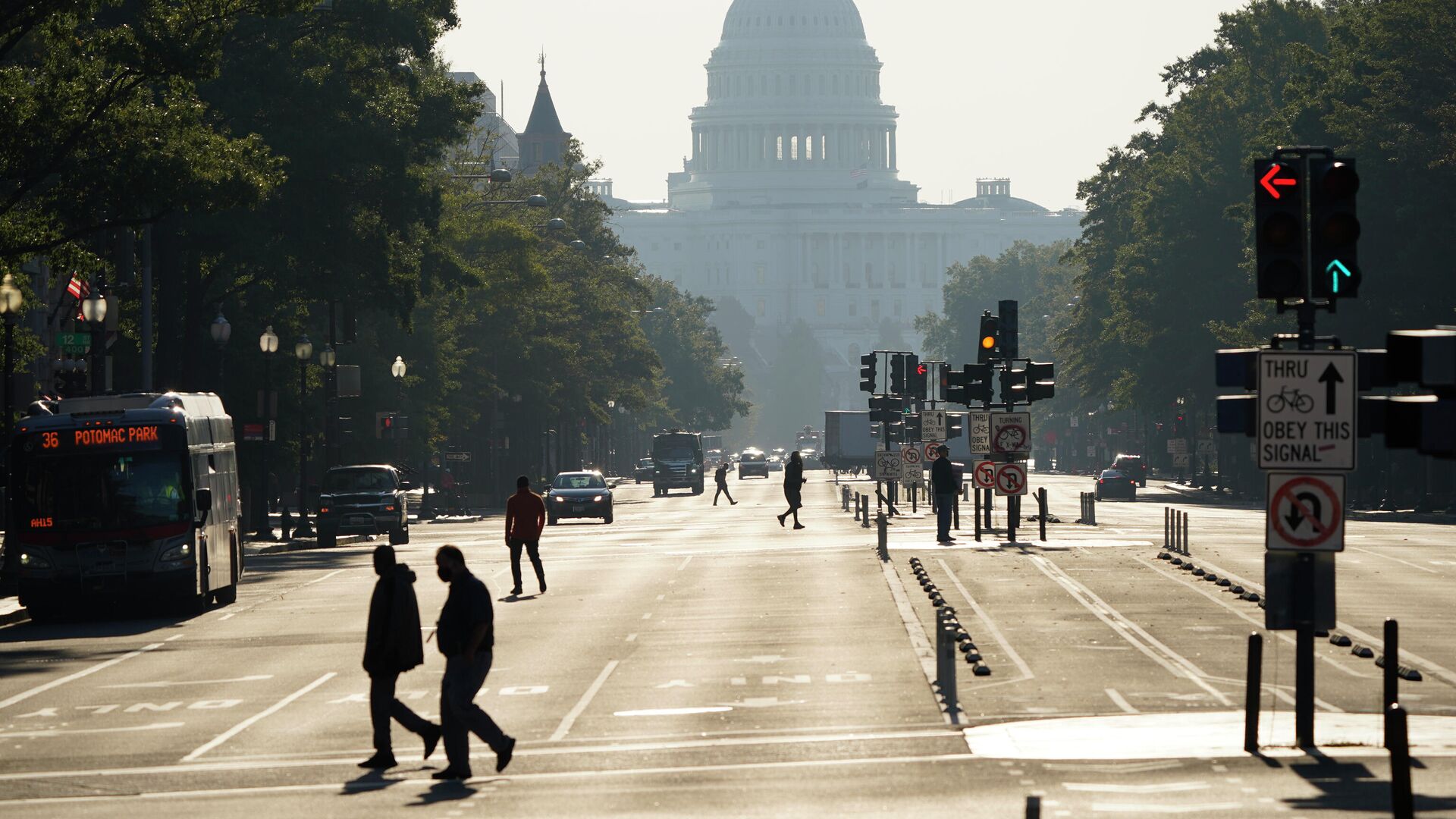 Прохожие переходят улицу перед зданием Капитолия в США - РИА Новости, 1920, 05.10.2021