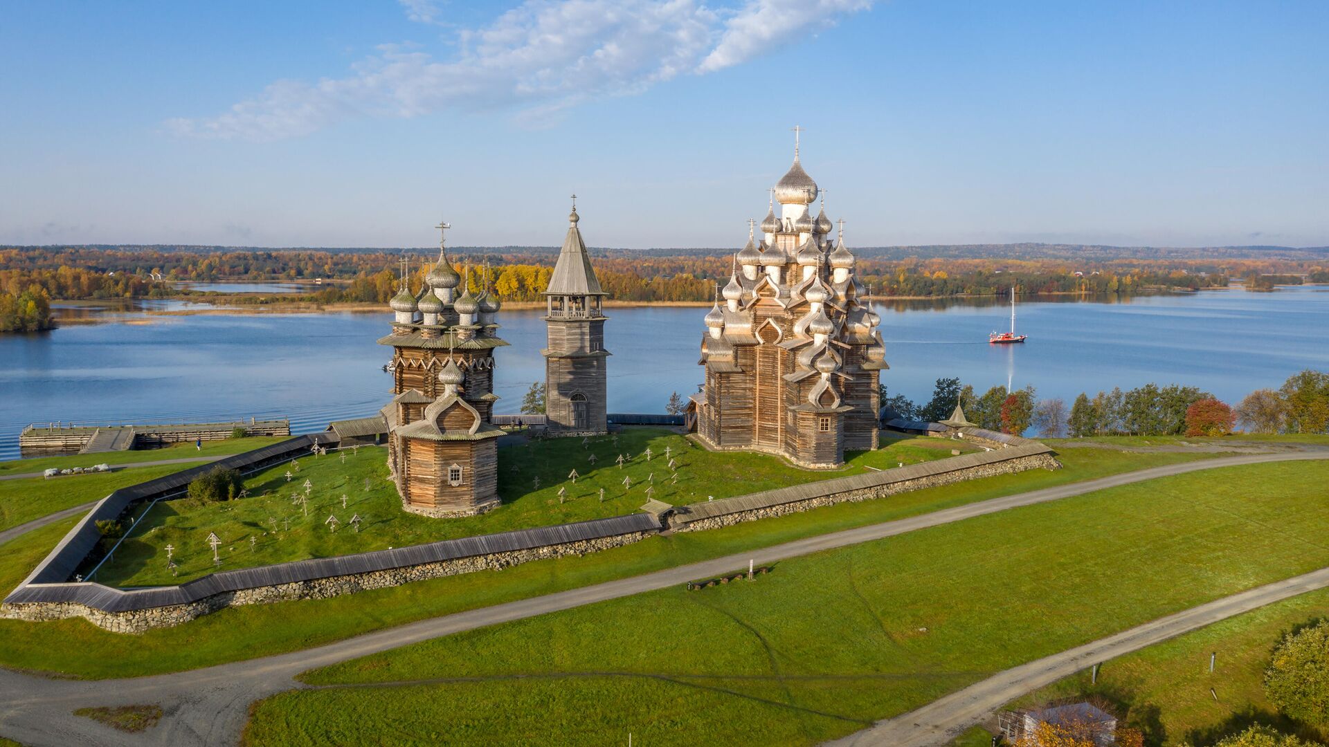 Преображенская церковь XVIII века, церковь Покрова Пресвятой Богородицы и колокольня, входящие в состав архитектурного ансамбля Государственного историко-архитектурного музея-заповедника Кижи - РИА Новости, 1920, 16.01.2021