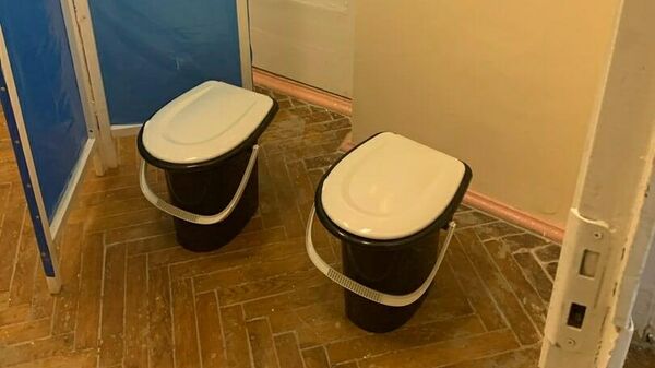 Туалет, организованный за ширмой в Курской городской больнице