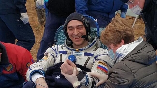 Член экипажа МКС-63 космонавт Роскосмоса Анатолий Иванишин после посадки спускаемого аппарата транспортного пилотируемого корабля Союз МС-16 в казахстанской степи