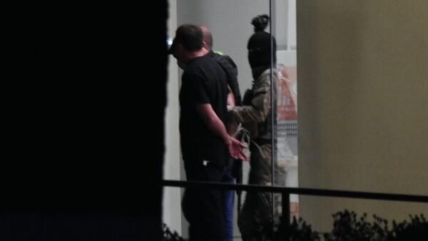 Вооруженный мужчина вместе с тремя заложниками покидает отделение Банка Грузии в Зугдиди