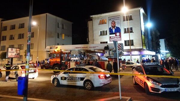 Полицейские автомобили возле отделения Банка Грузии в Зугдиди, где вооруженный мужчина захватил заложников