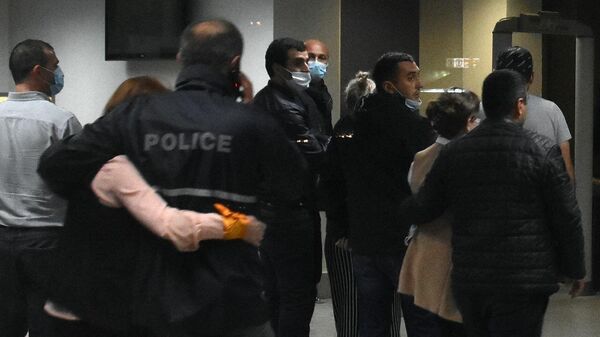 Освобожденные заложники покидают отделение Банка Грузии в Зугдиди