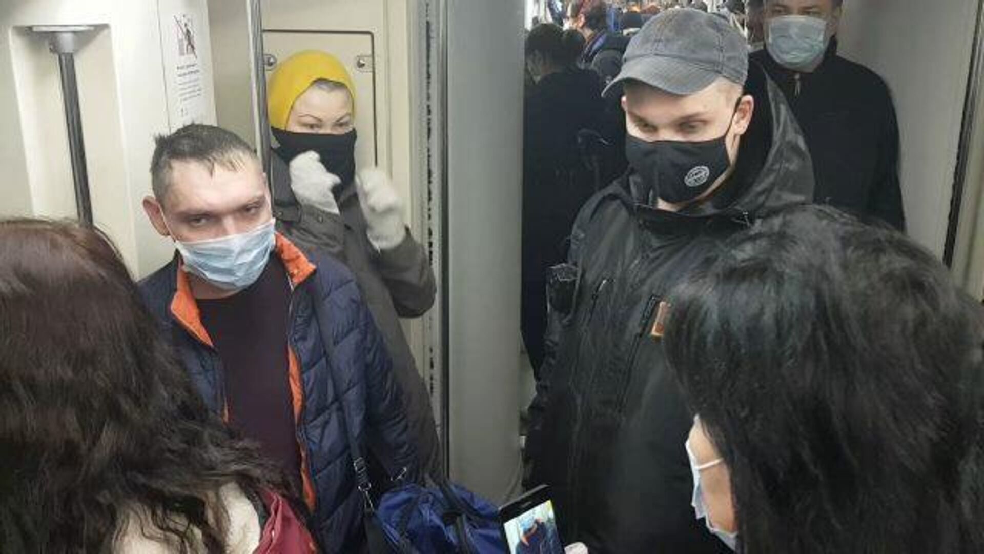 В московском метро проверяют наличие масок и перчаток   - РИА Новости, 1920, 17.11.2021
