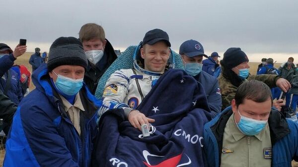 Член экипажа МКС-63 космонавт Роскосмоса Иван Вагнер после посадки спускаемого аппарата транспортного пилотируемого корабля Союз МС-16 в казахстанской степи
