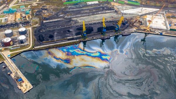 Нефтяное пятно возле Приморского судоремонтного завода в акватории залива Находка 