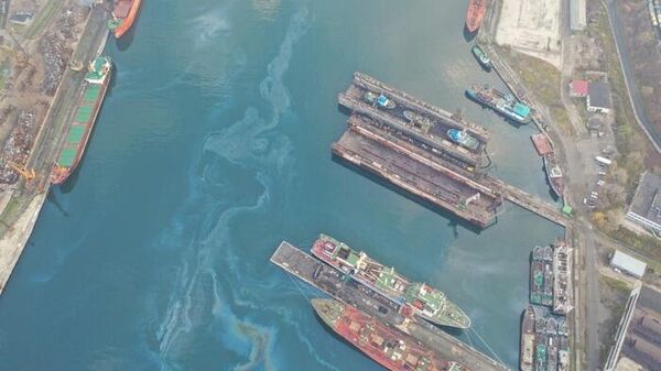 Нефтяное пятно возле Приморского судоремонтного завода в акватории залива Находка 