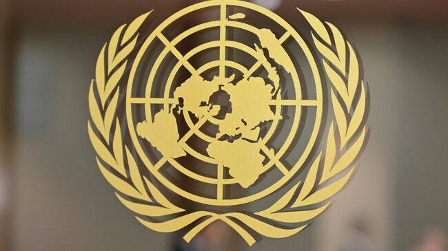Логотип Организации Объединенных Наций в штаб-квартире Организации Объединенных Наций в Нью-Йорке. Архивное фото