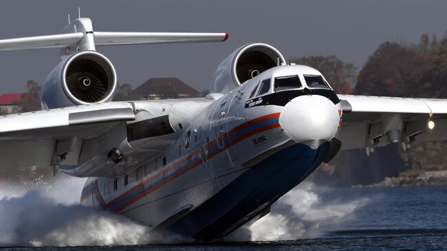 Многоцелевой самолет-амфибия Бе-200ЧС во время учений авиационного отряда МЧС в Приморье