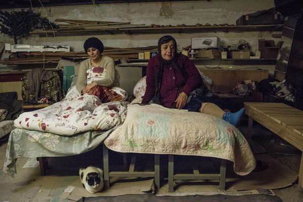 Женщины в подвале своего дома в Степанакерте