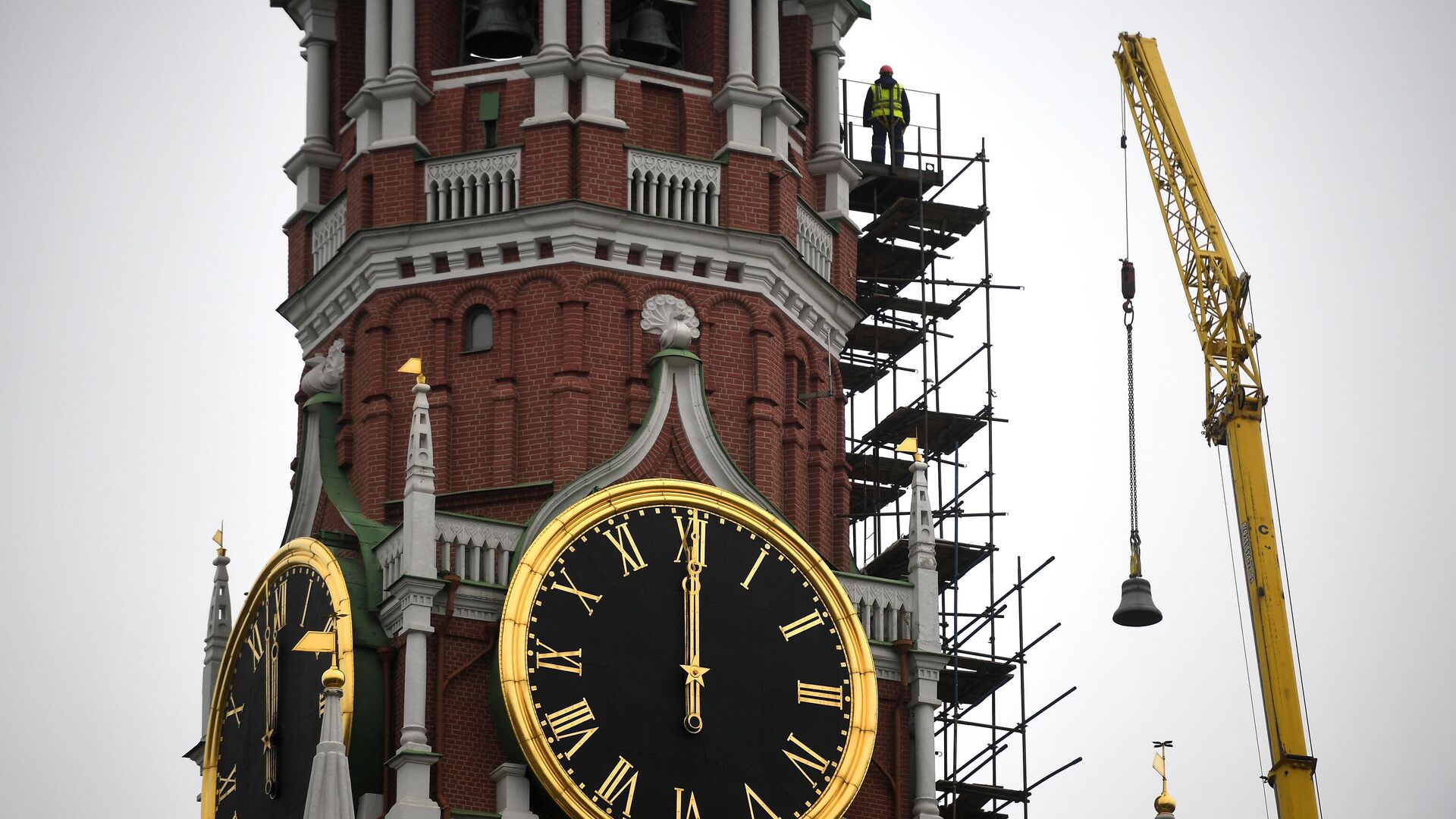 Подъем колокола для установки в звонницу Спасской башни Кремля - РИА Новости, 1920, 03.11.2020
