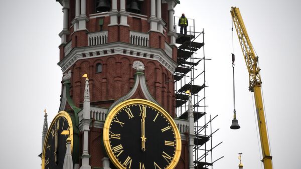 Подъем колокола для установки в звонницу Спасской башни Кремля