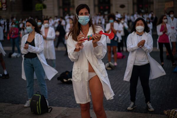 Медицинские работники  во время забастовки против условий труда в Барселоне, Испания 